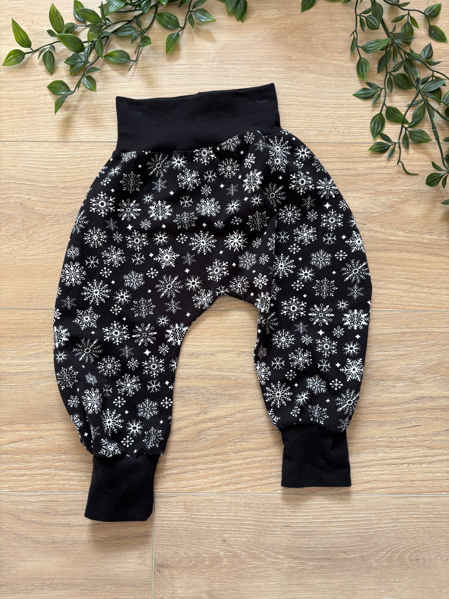 Bukser m/ sort snefnug, str 74/80 🎄