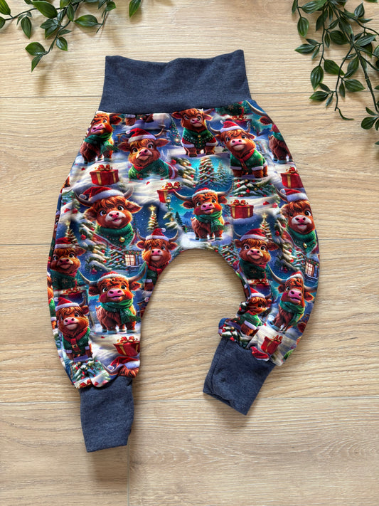 Bukser m/ jule skotsk højlandskvæg, str 74/80 🎄