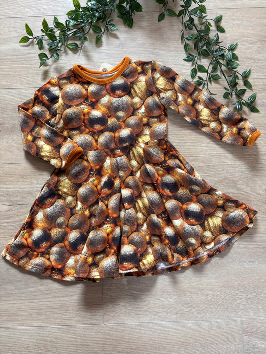 Kjole m/ gule kugler, str 92 🎄