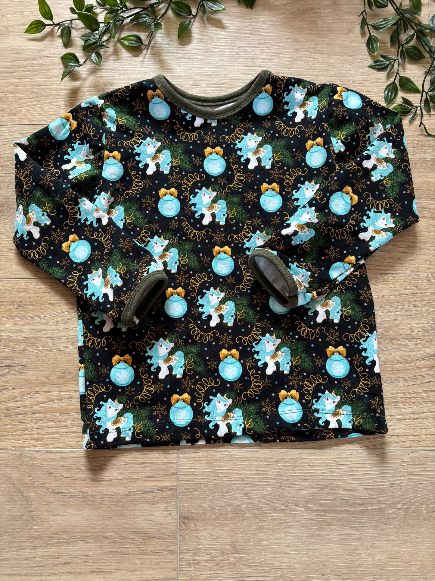 Trøje m/ jule enhjørninger, str 104/110 🎄