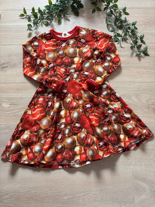 Kjole m/ røde og guld kugler, str 110 🎄