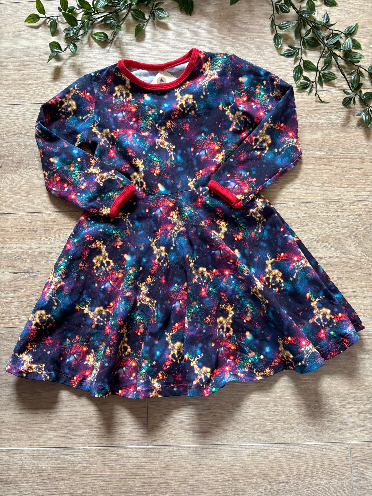 Kjole m/ lys rensdyr, str 98 🎄