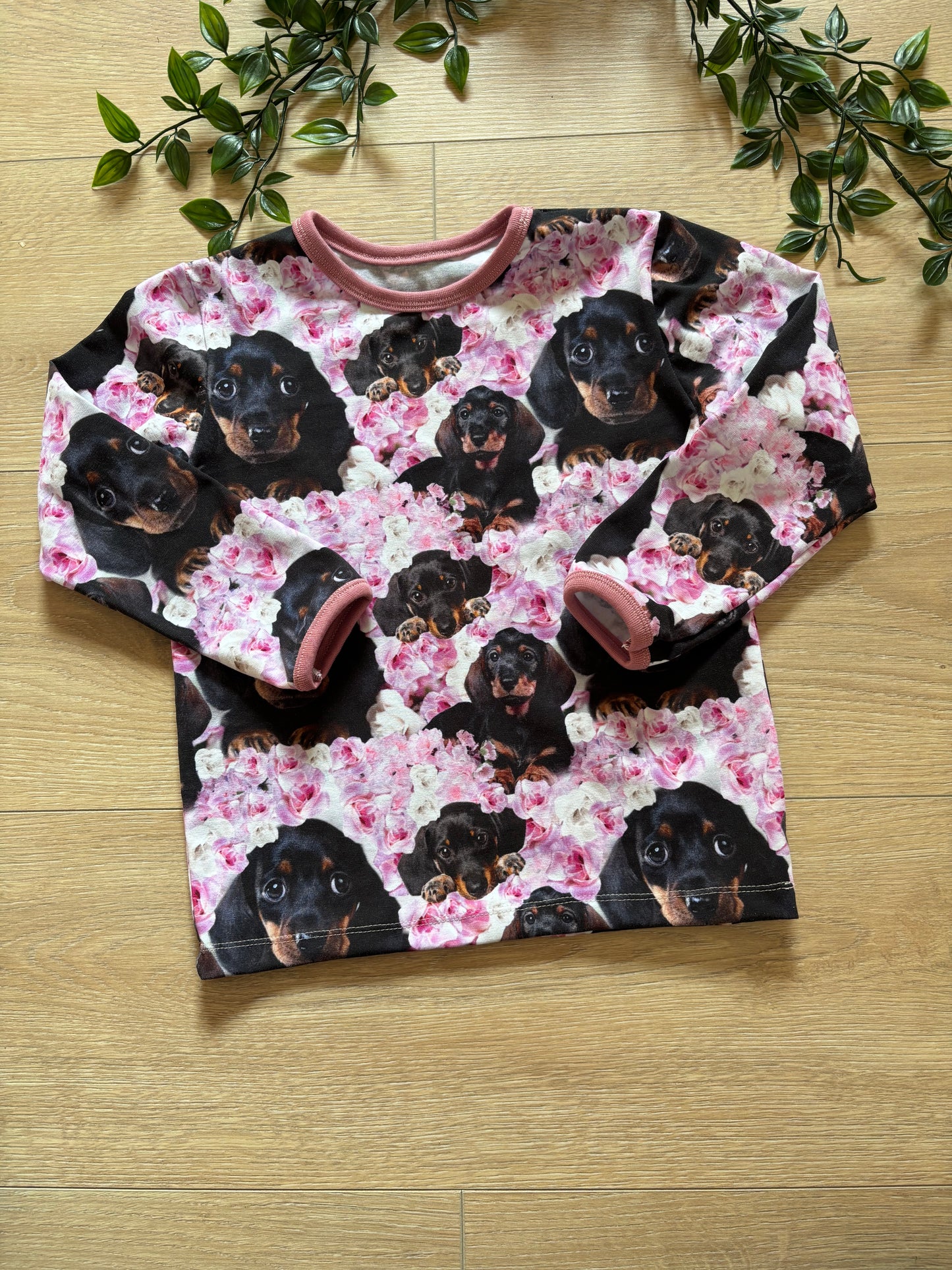 Trøje m/ sort gravhund, str 92/98 🌸