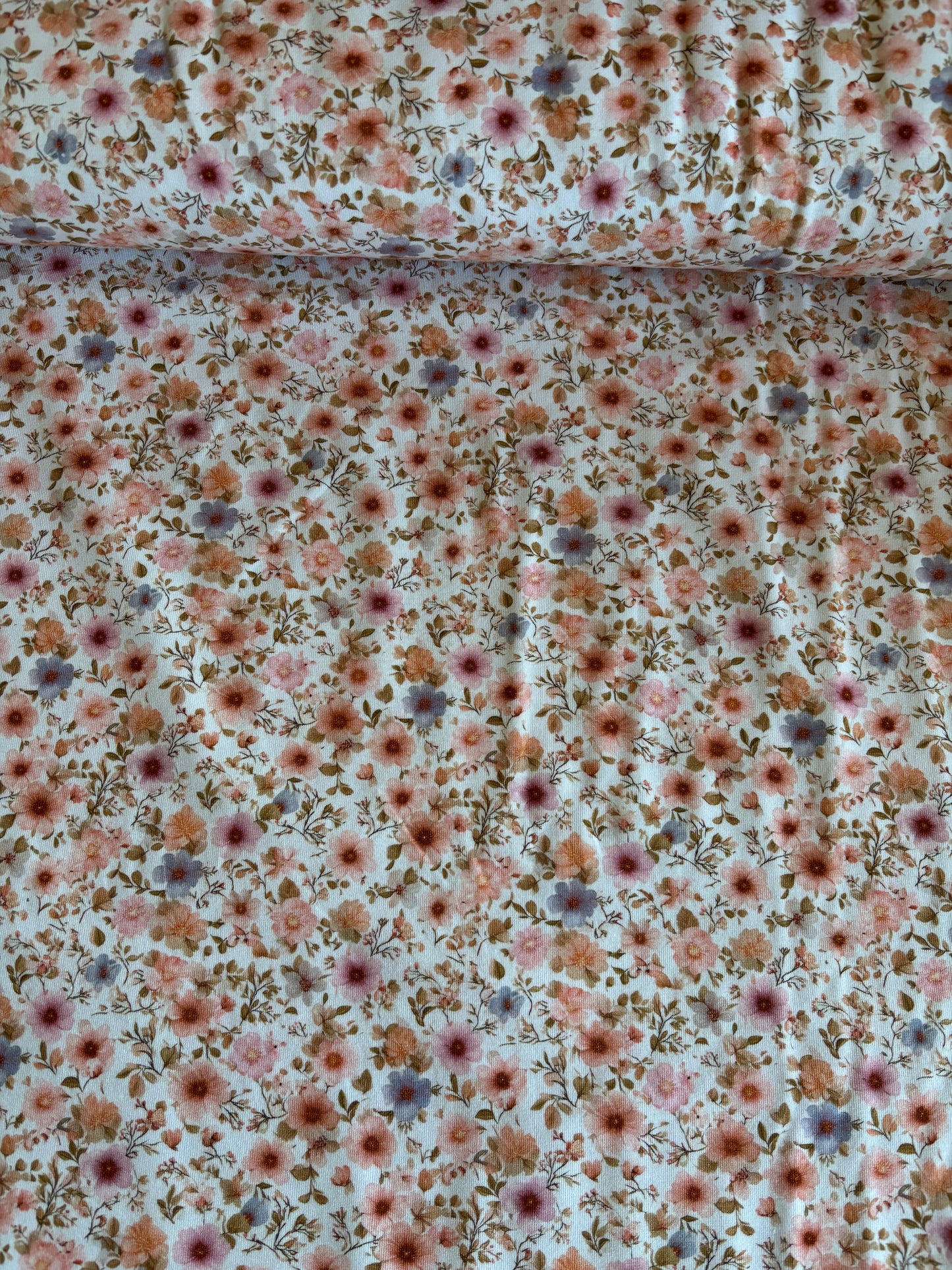 Bomulds Jersey m/ fersken farvede blomster 🪷