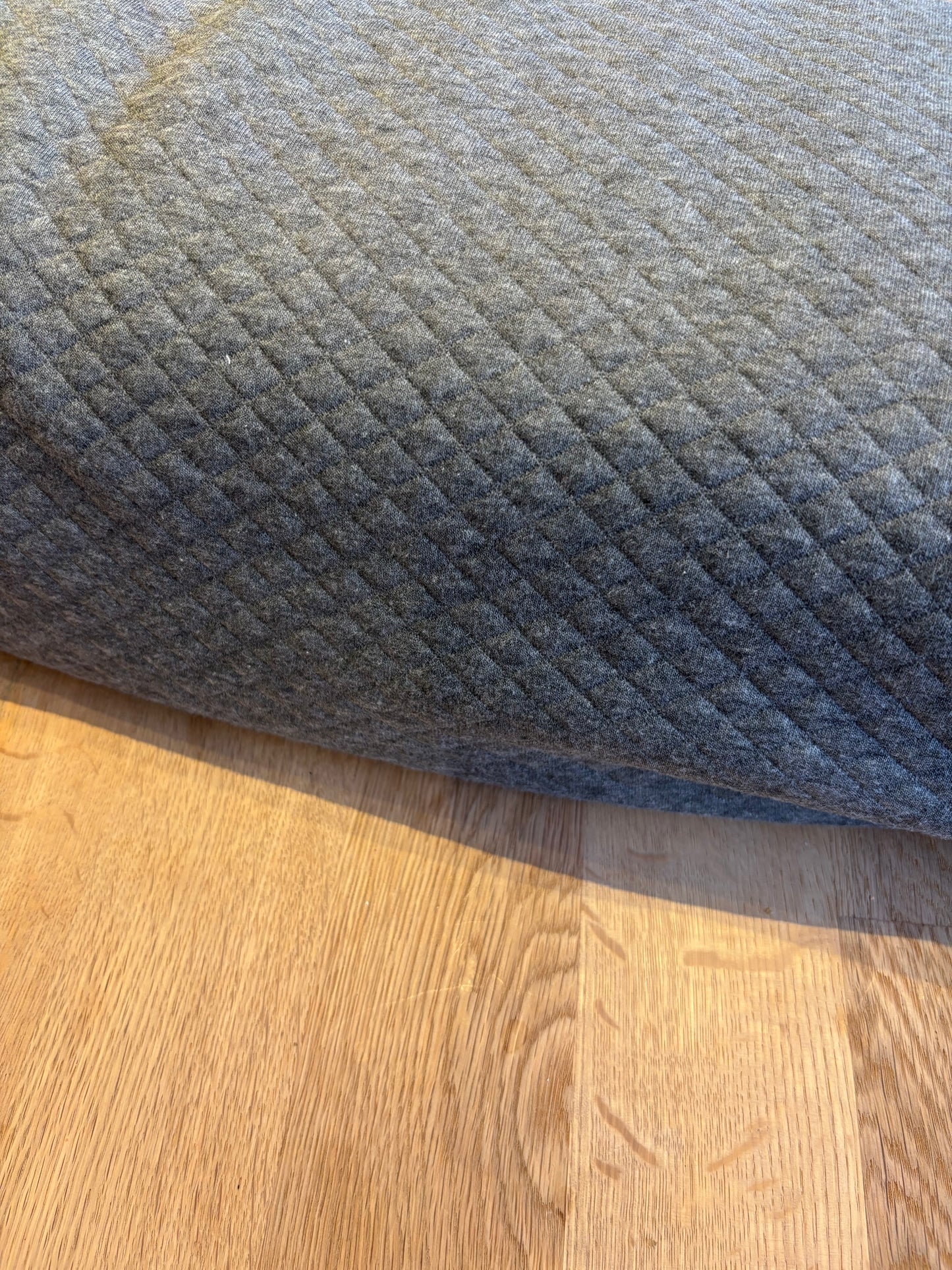 Mørke grå quilt 🩶