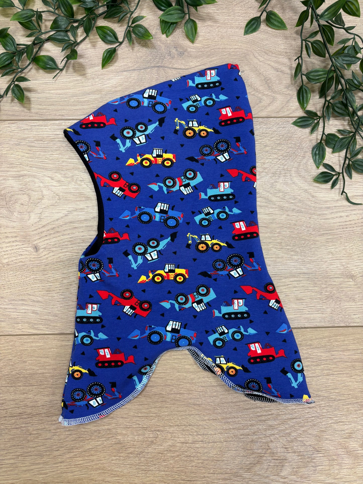 Elefanthue m/ farvede gravemaskiner, str 74/80 💙