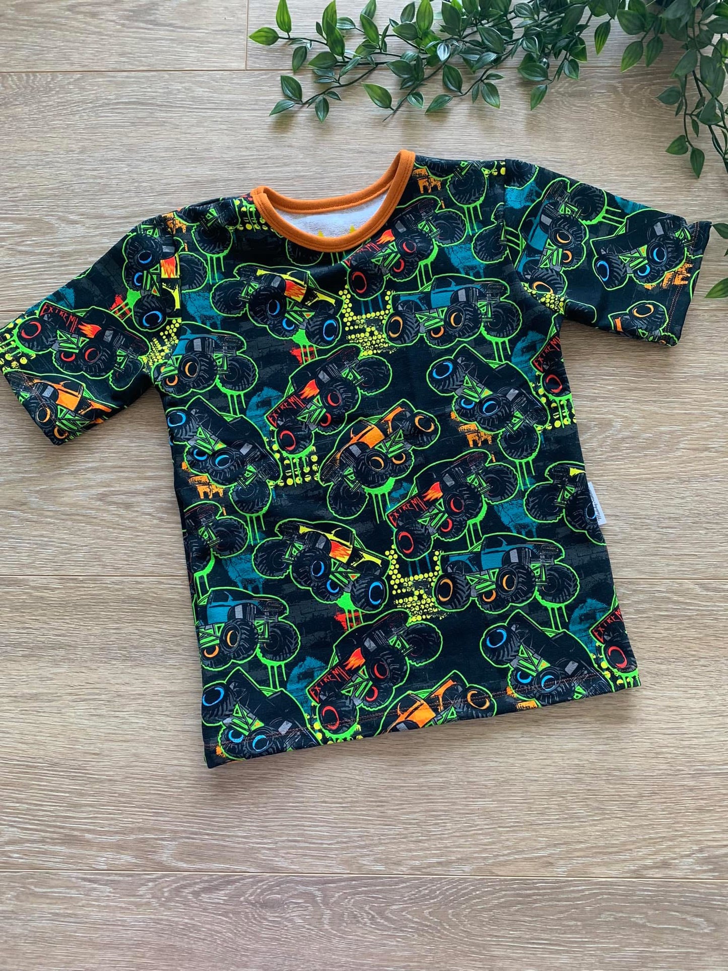 T-shirt m/ monstertruck, str 128/134 💙