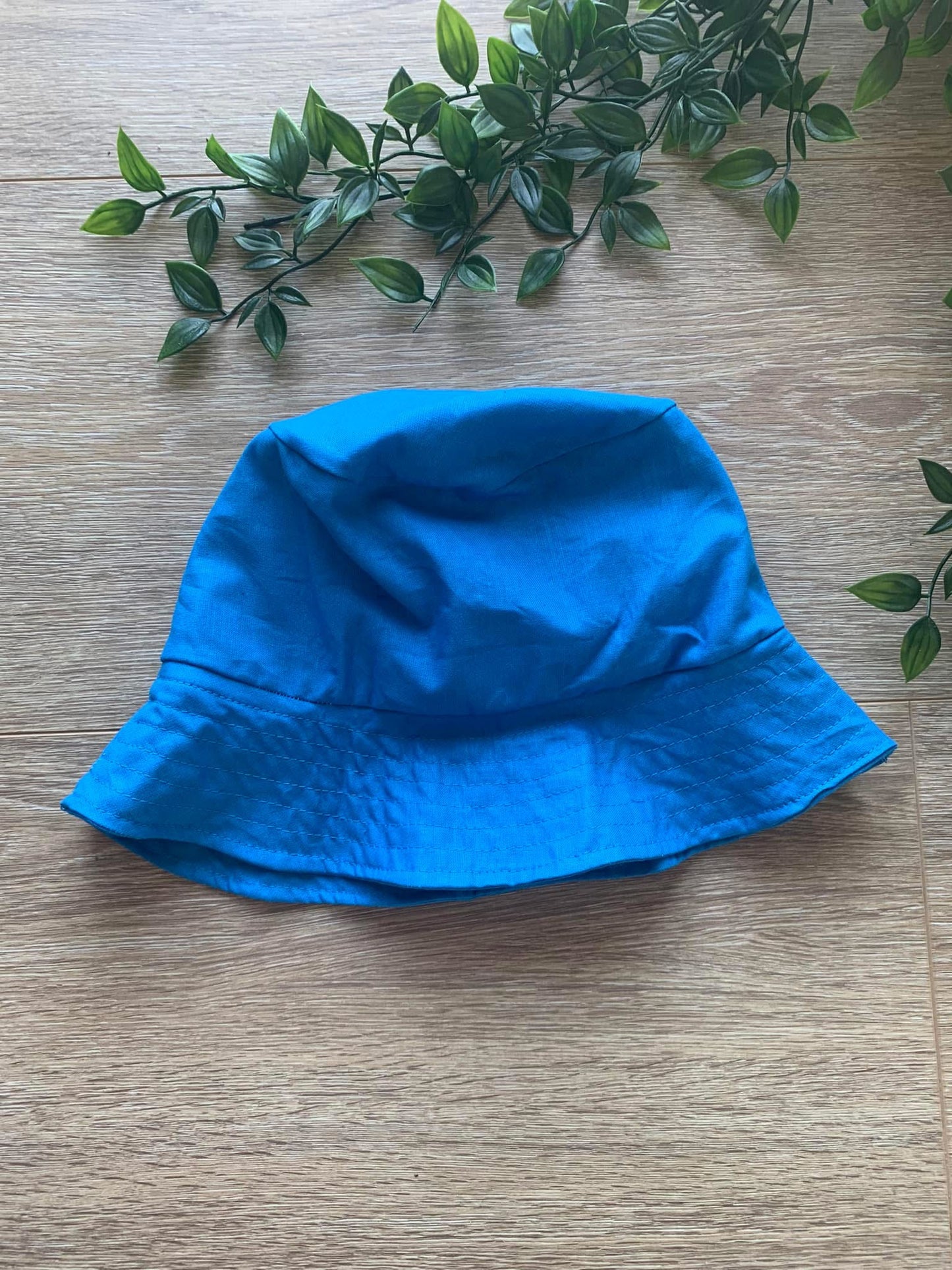 Bøllehat i fast bomuld, lyseblå 💙