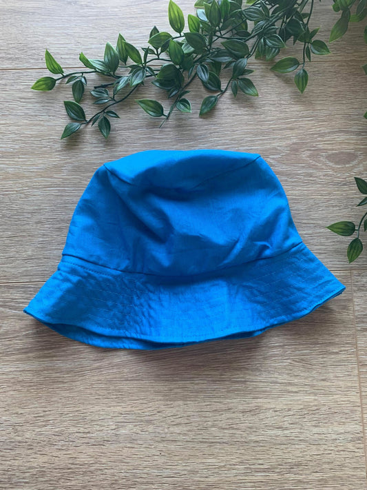 Bøllehat i fast bomuld, lyseblå 💙