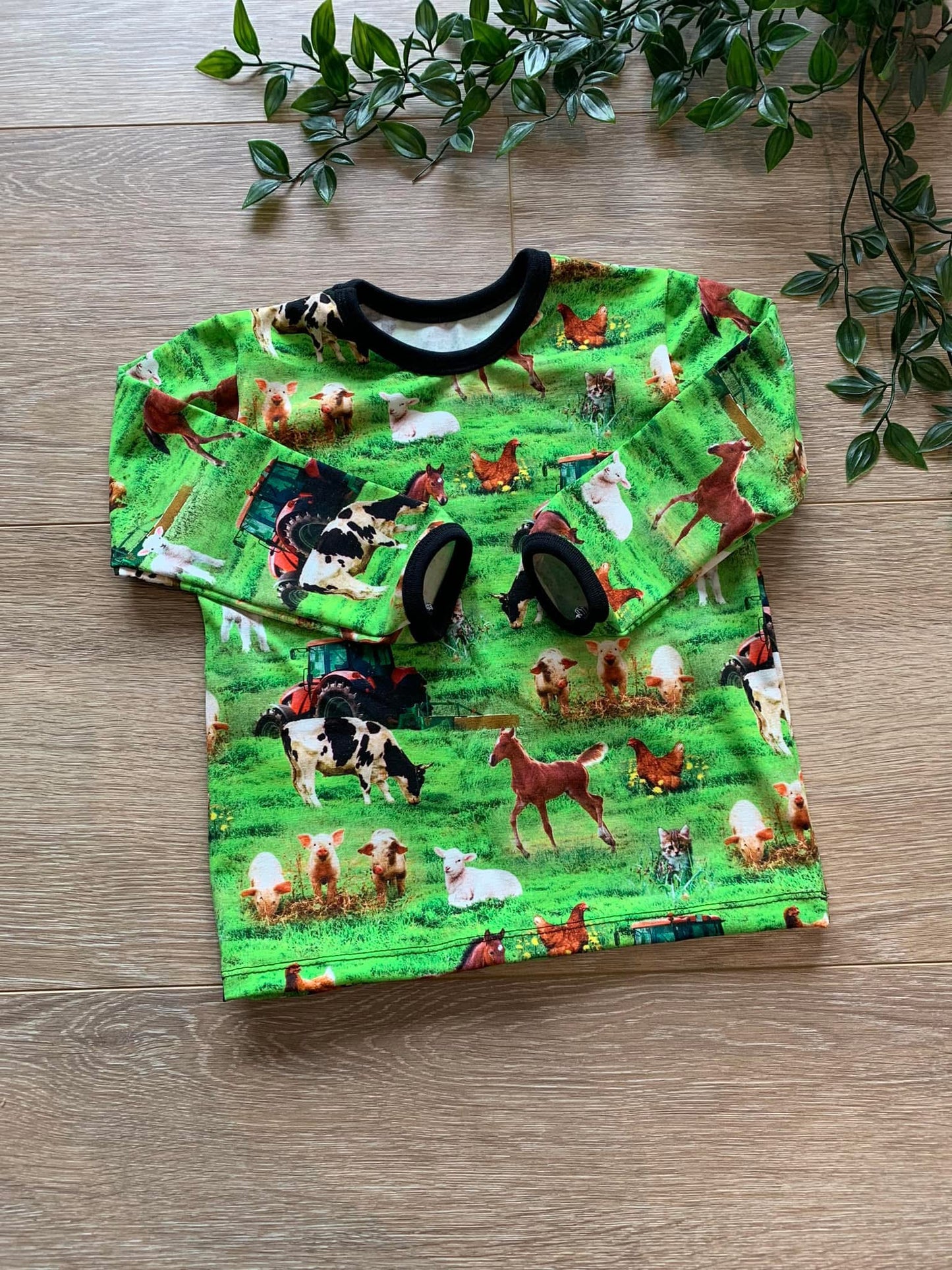 Trøje m/ bondegård, str 80/86 🐴