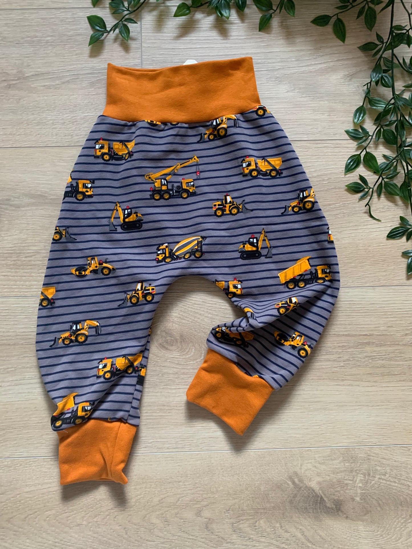 Bukser m/ maskiner, str 86/92 🚜