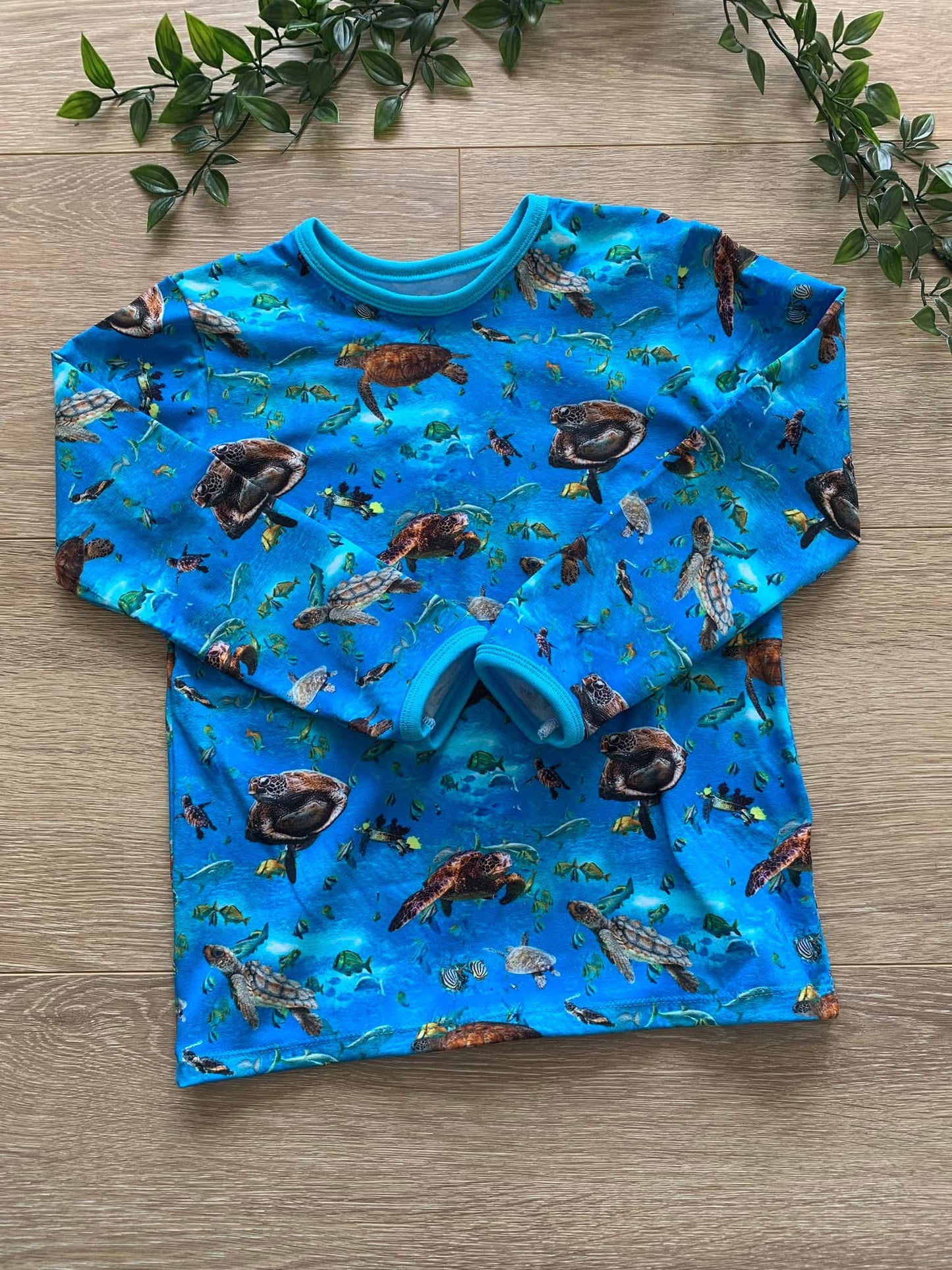Trøje m/ skildpadder, str 116/122 💙