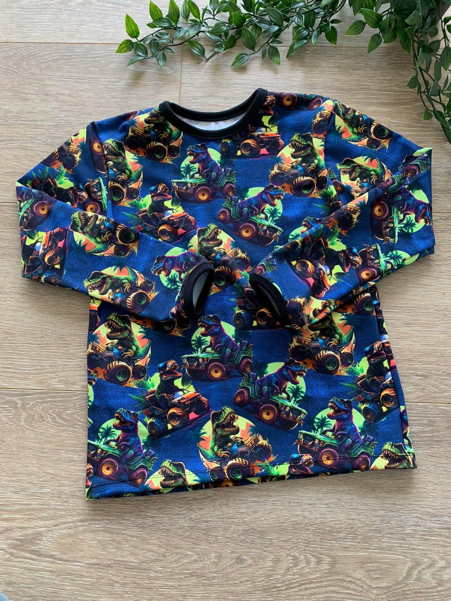 Trøje m/ monstertruck og dino, str 128/134 🦖