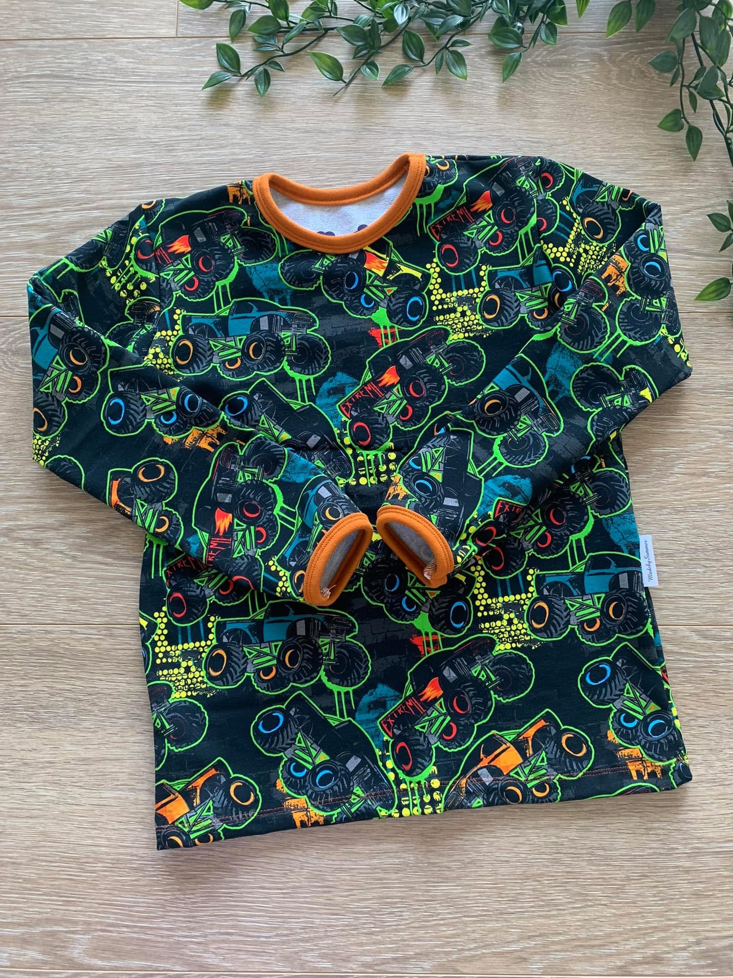 Trøje m/ monstertruck, str 128/134 🚗