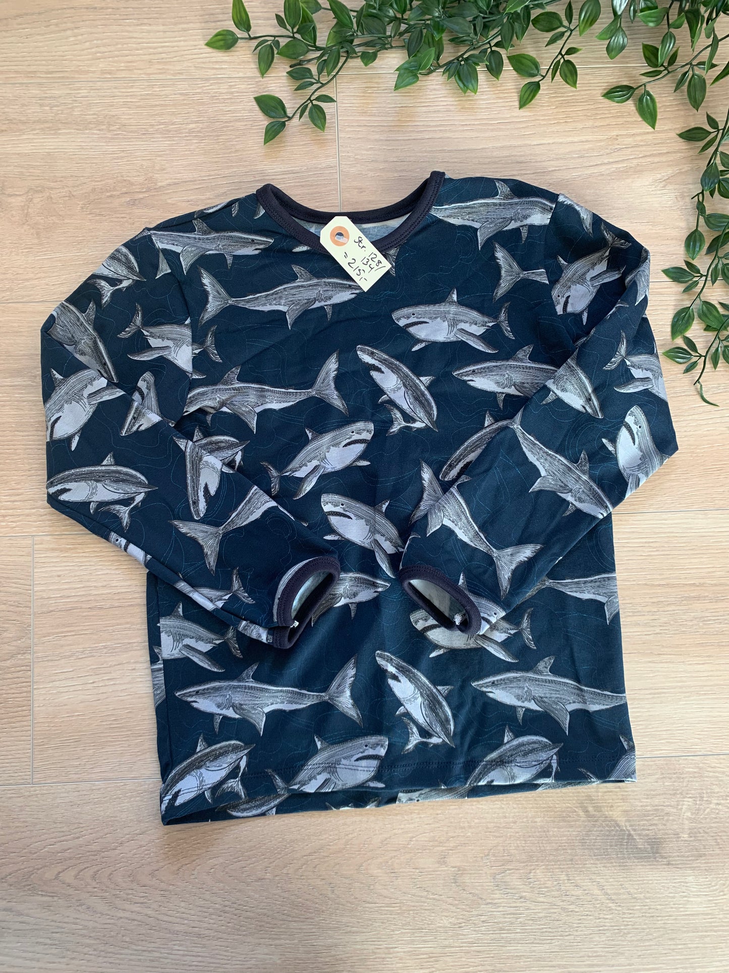 Trøje m/ hajer, str 128/134 🦈