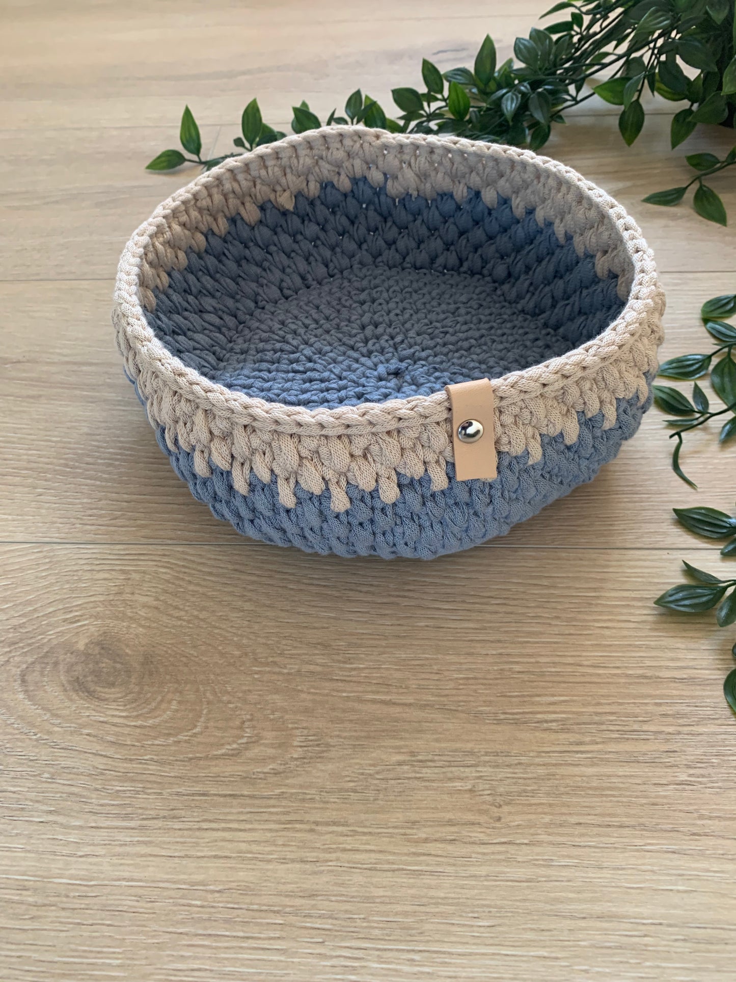 Stor rund kurv i lys jeans og beige 💙