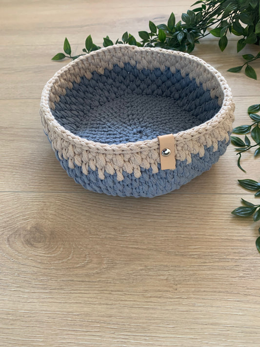 Stor rund kurv i lys jeans og beige 💙