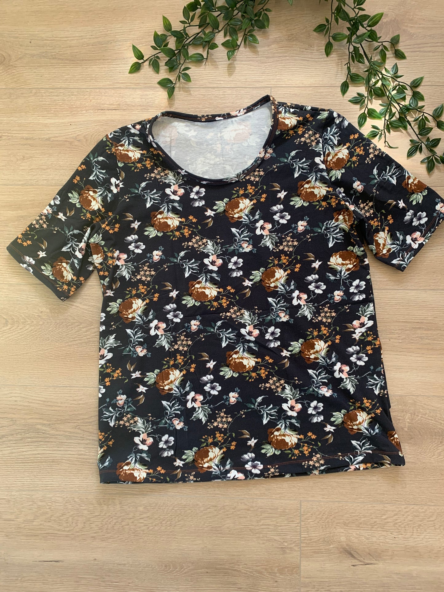 T-shirt m/ blomster, str L 🧡