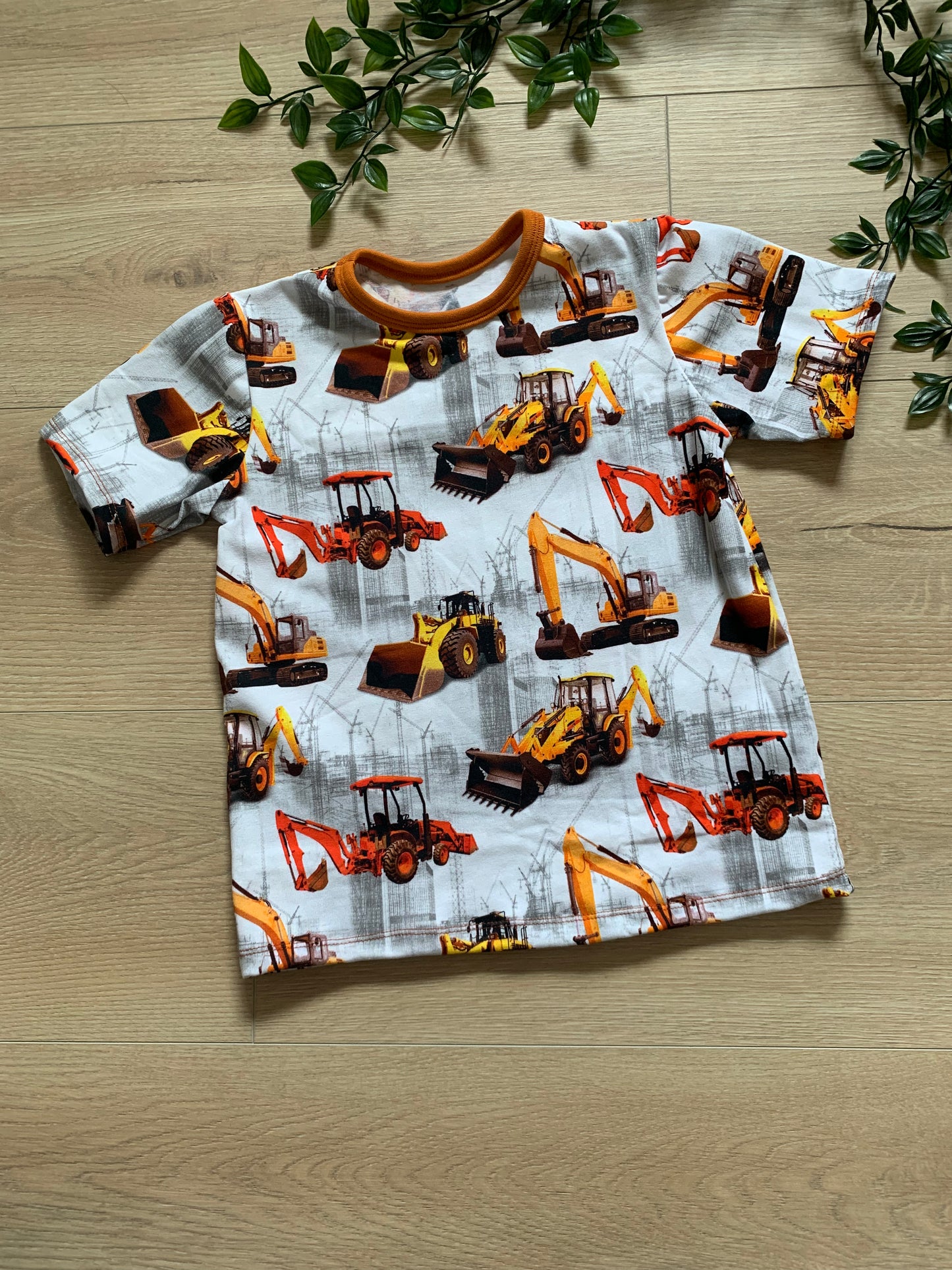 T-shirt m/ gravmaskiner, str 104/110 🚜