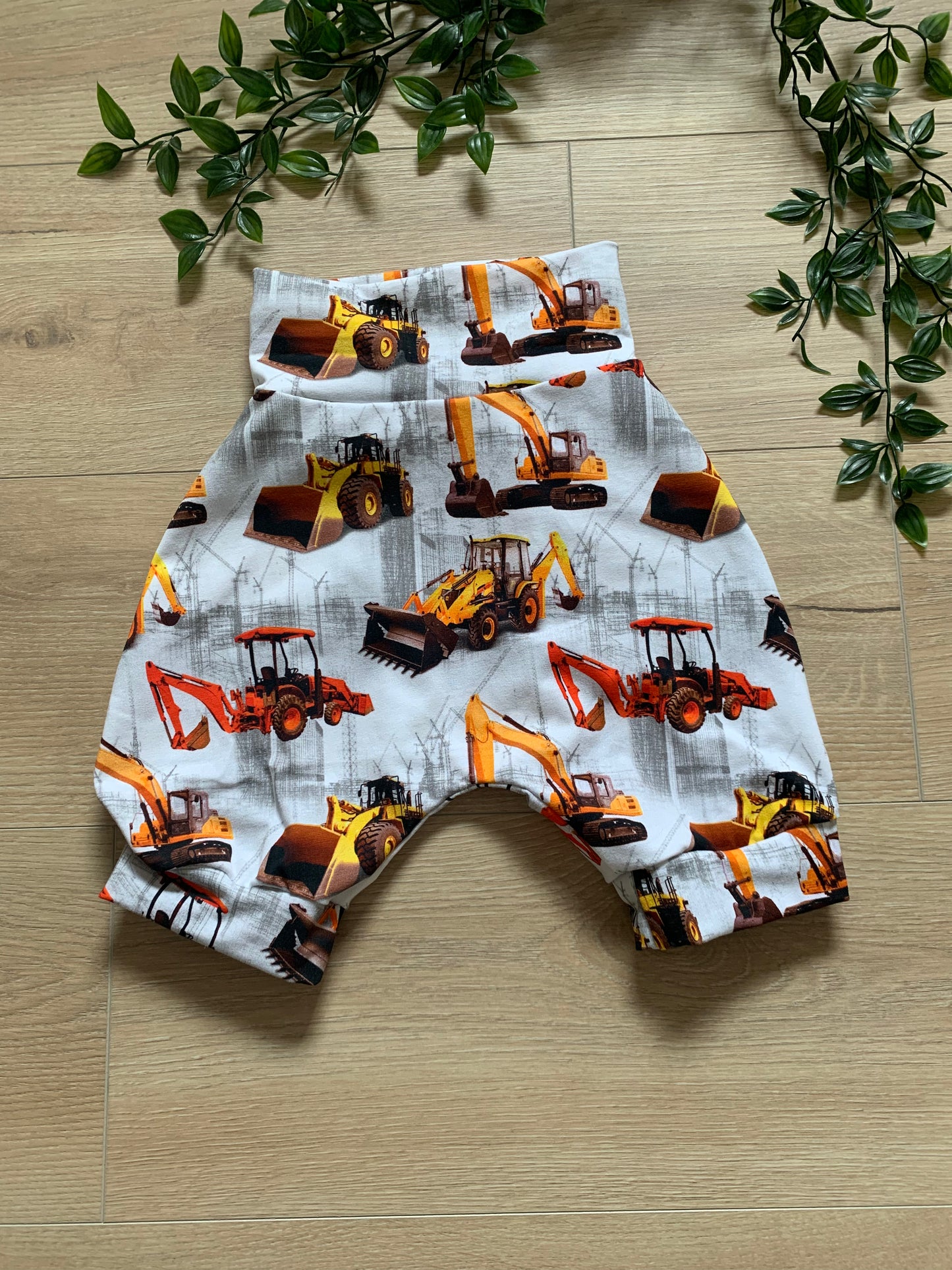 Shorts m/ gravmaskiner, str 92/98 🚜