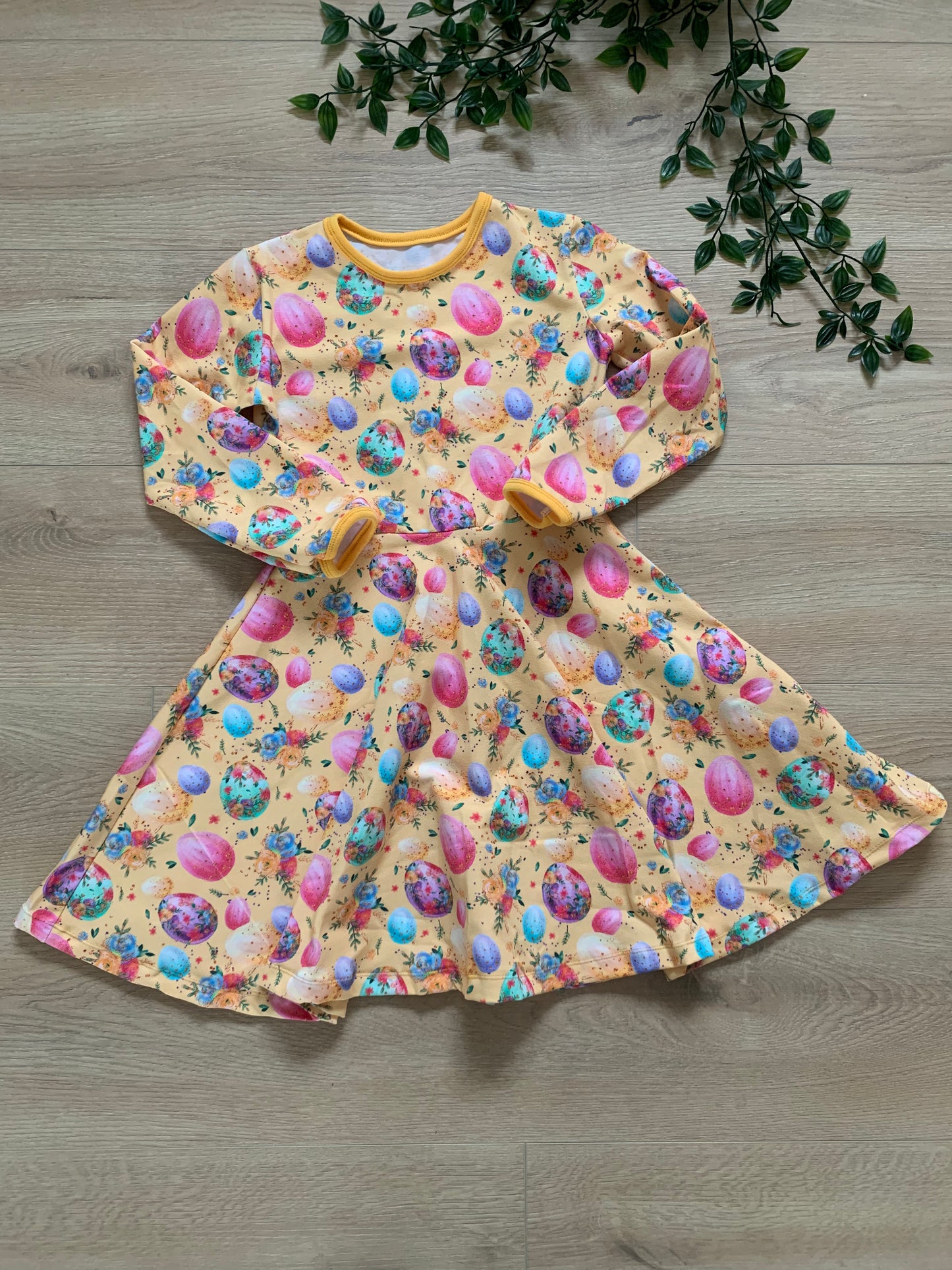 Kjole m/ påskeæg, str 116 🐣